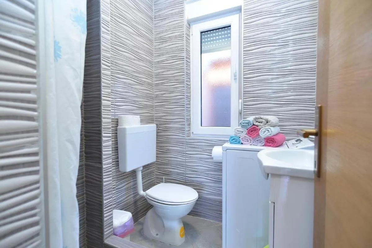 Apartment Spacious Flat With Pool Just 300M From The Beach Fazana