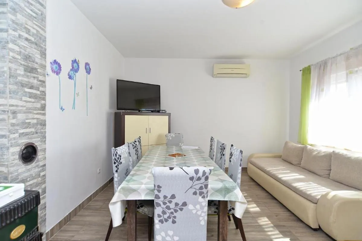 Spacious Flat With Pool Just 300M From The Beach Fazana Croatia