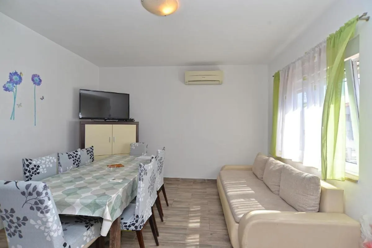 Spacious Flat With Pool Just 300M From The Beach Fazana