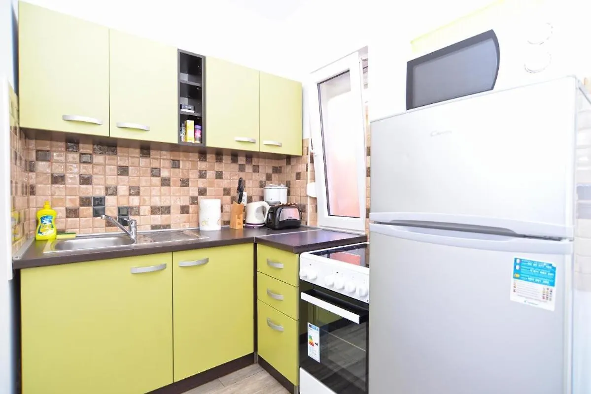 Spacious Flat With Pool Just 300M From The Beach Fazana