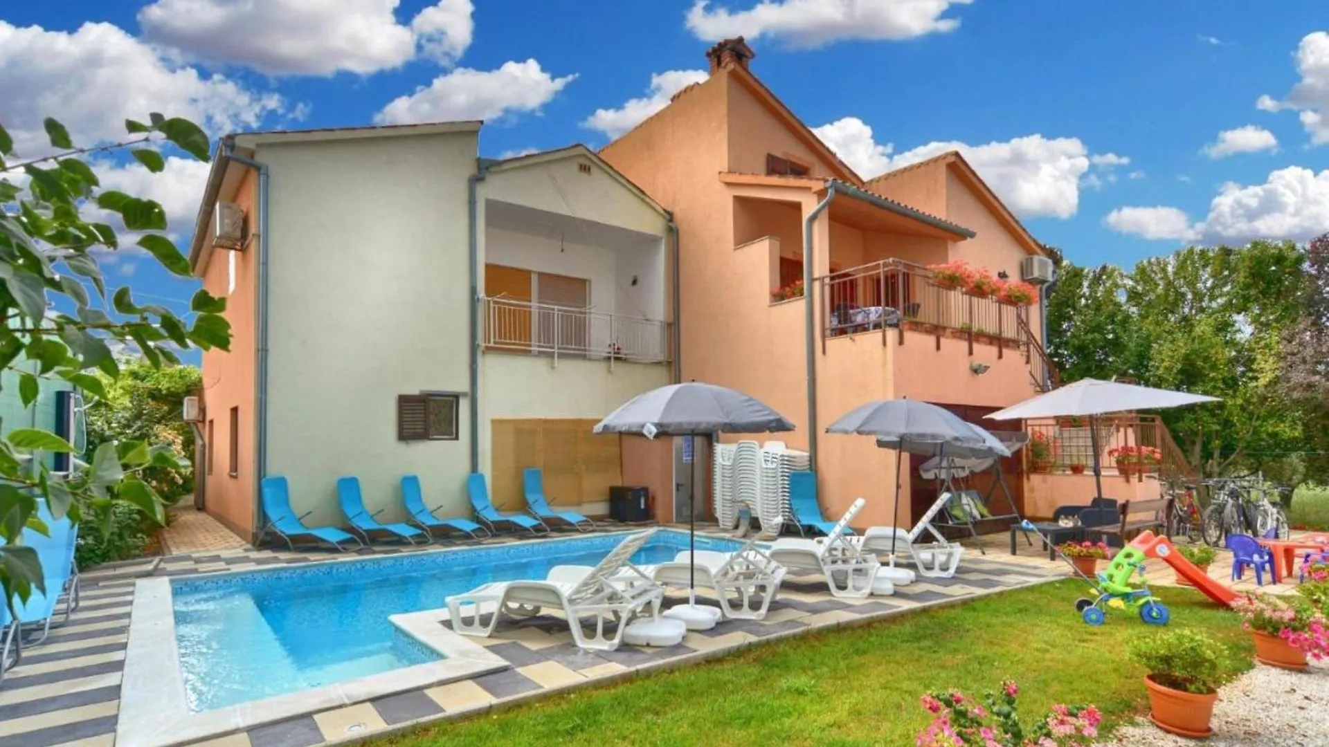 Spacious Flat With Pool Just 300M From The Beach Fazana Croatia