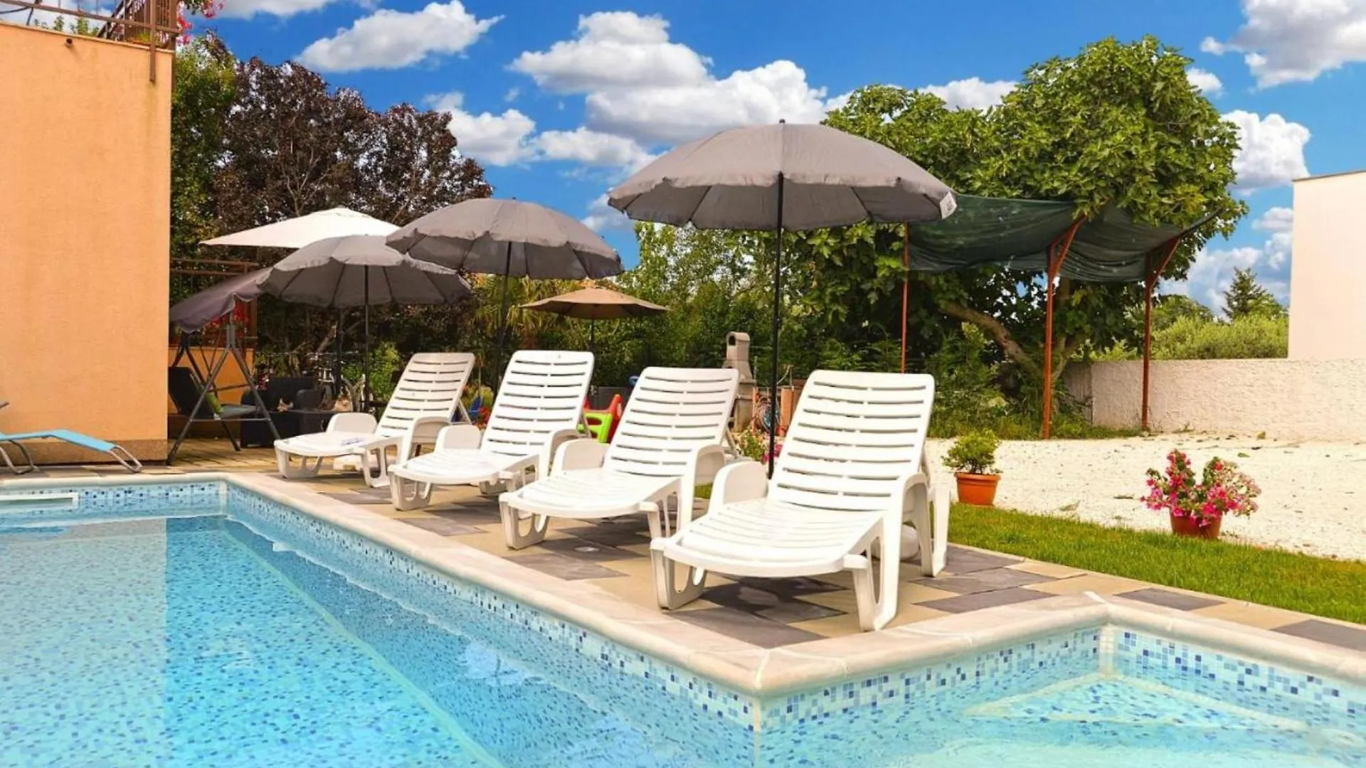 Spacious Flat With Pool Just 300M From The Beach Fazana